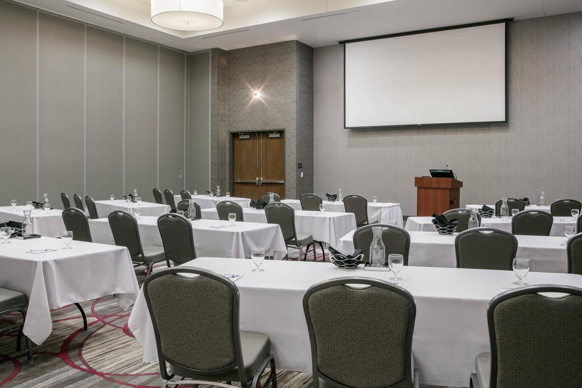 Courtyard By Marriott Omaha Bellevue At Beardmore Event Center Bagian luar foto