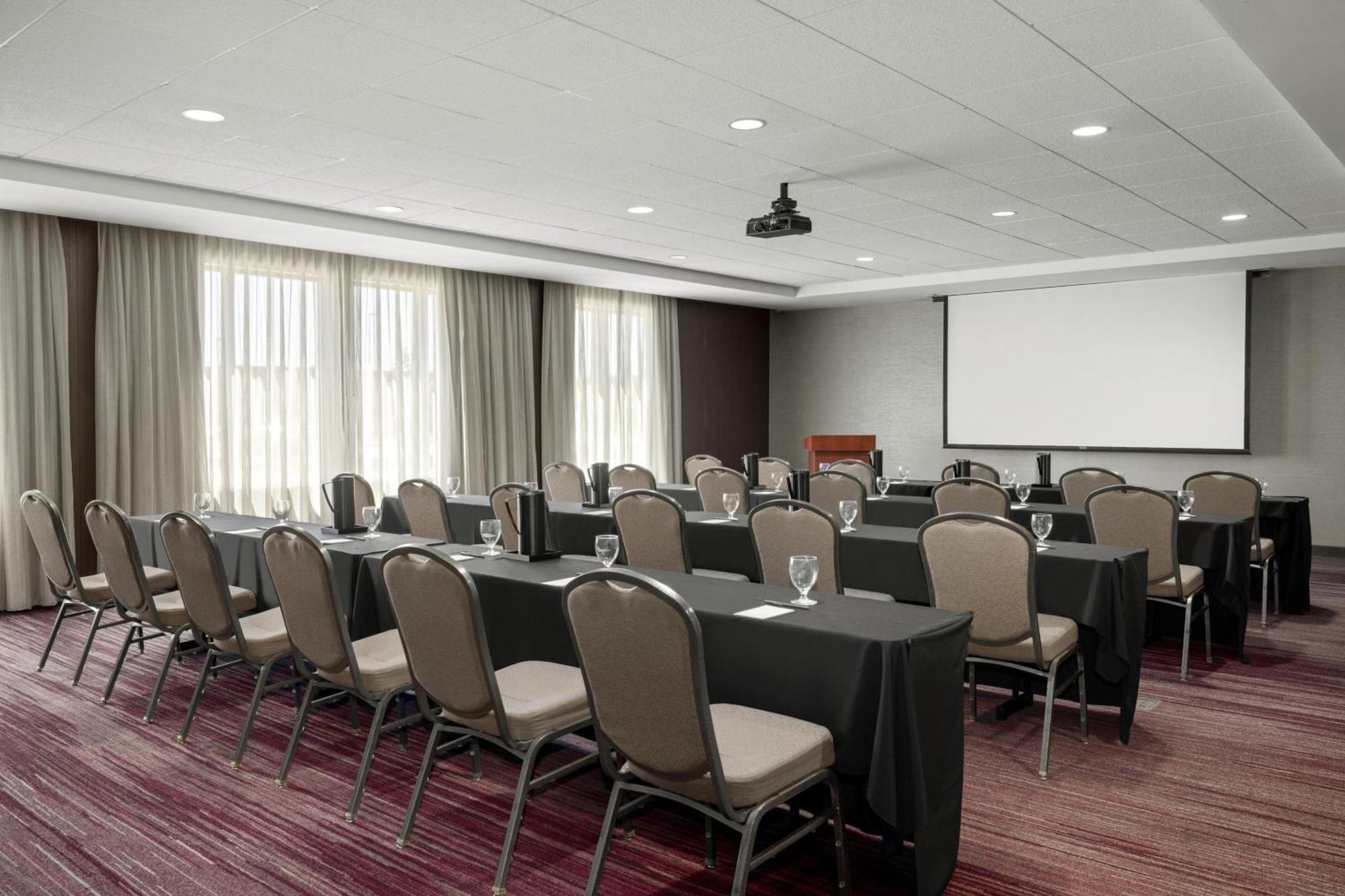 Courtyard By Marriott Omaha Bellevue At Beardmore Event Center Bagian luar foto